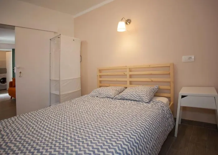 Brand New Damir In Center Split