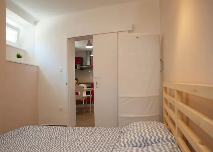 Brand New Damir In Center Split